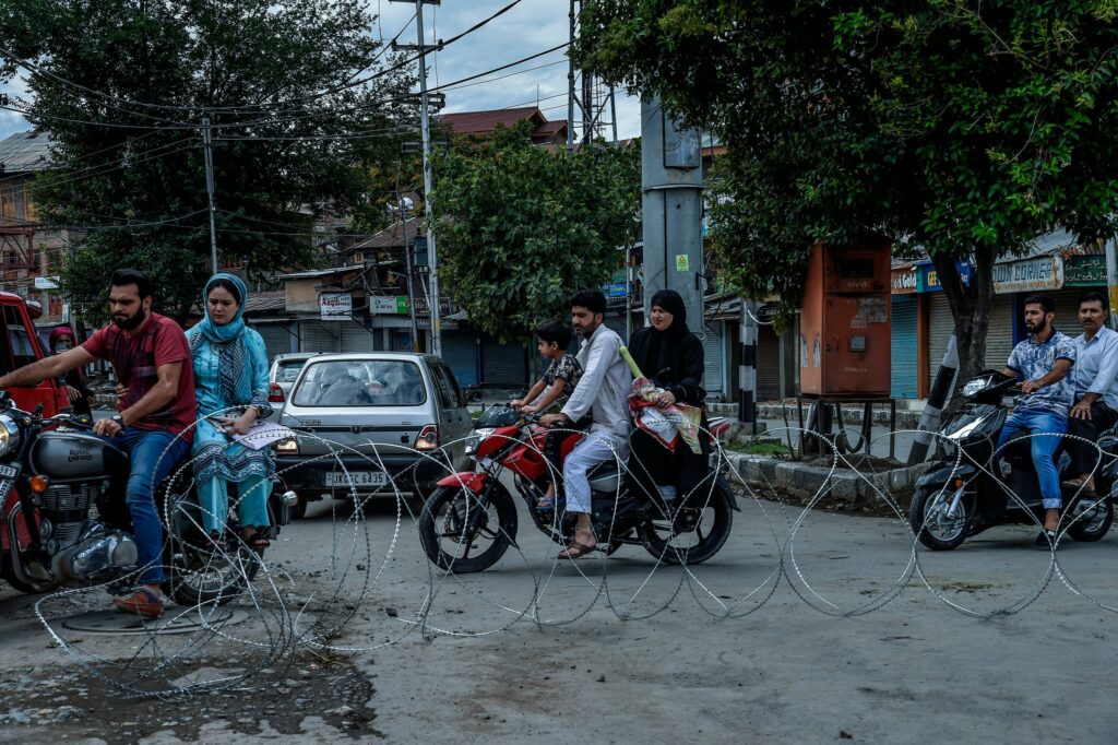 Barricades and checkpoints have made movement difficult in Srinagar. Photo by Atul Loke for NY Times