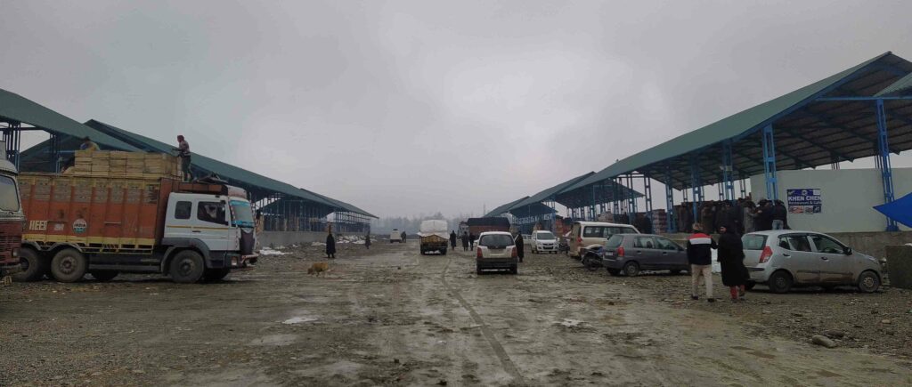 The fruit mandi in Shopian is nearly empty. Credit: Ipsita Chakravarty